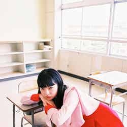 母校での撮影（C）田中芽衣スタイルブック『0-18』（ゼロカラジュウハチ）／KADOKAWA（C）シオヤミク