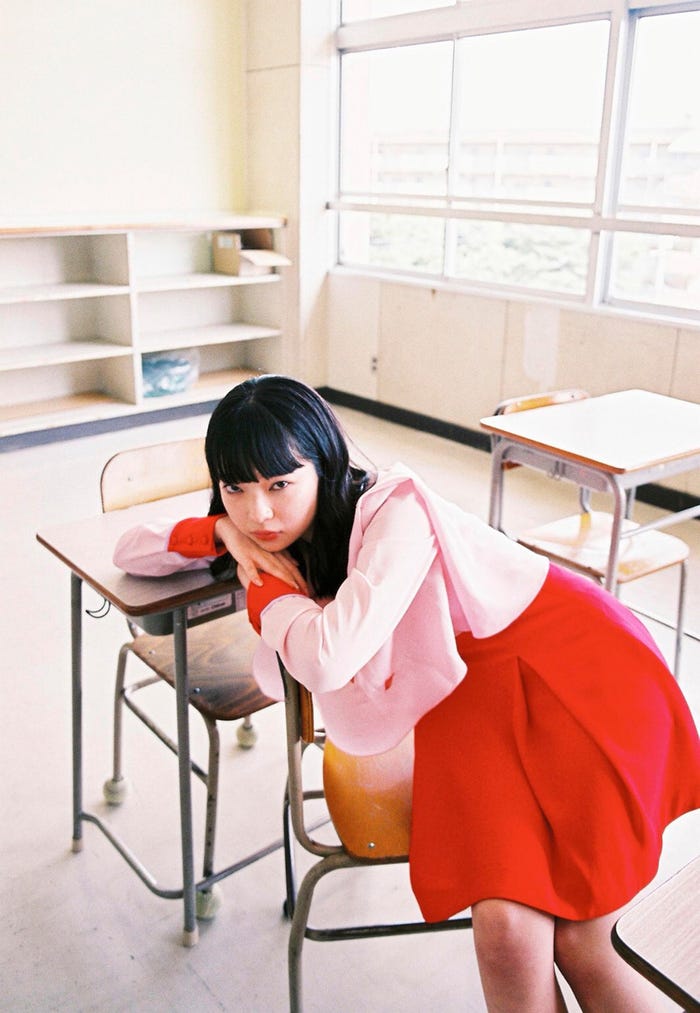母校での撮影(C)田中芽衣スタイルブック『0-18』(ゼロカラジュウハチ)/KADOKAWA(C)シオヤミク