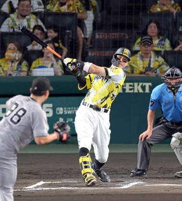 阪神 佐藤輝V22号「頼むぞ」村上の声かけに「気合入った」9試合ぶりアーチ 史上初巨人と同率首位ターン