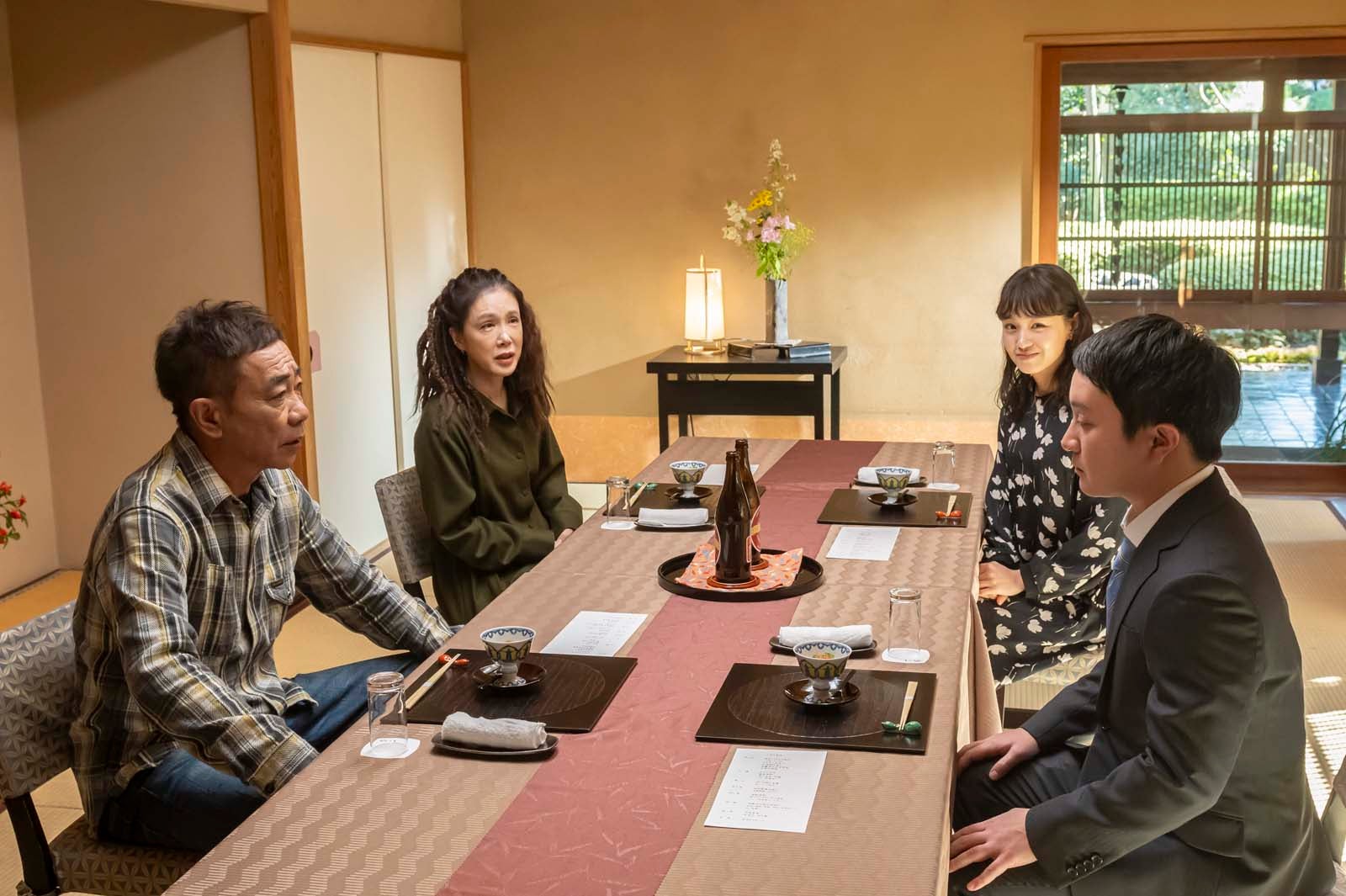 （左から時計回りに）木梨憲武、筒井真理子、奈緒、濱田岳「春になったら」第2話より（C）カンテレ