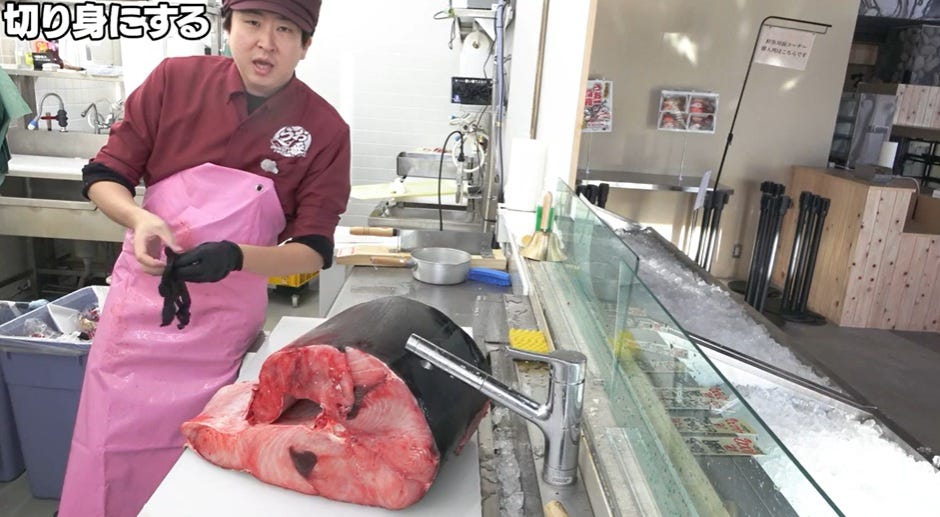 きまぐれクックがデカすぎるサメをさばいていく!さばいたサメは無料で…