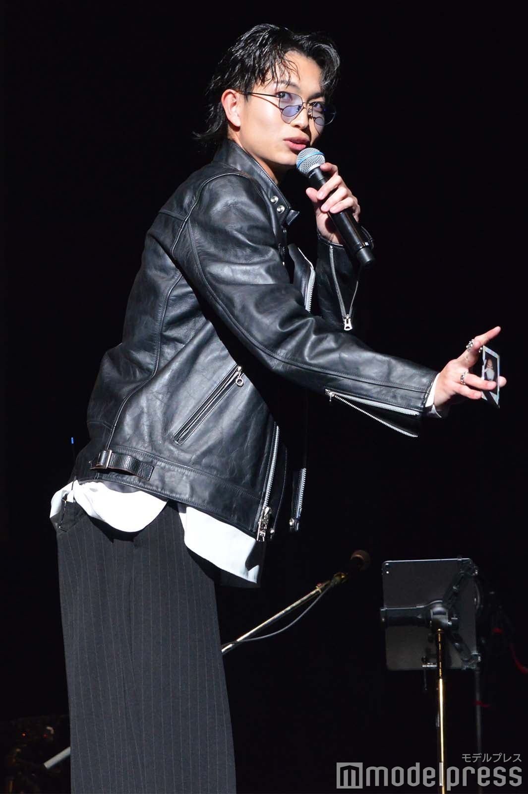 配信カメラにチェキを見せる綱啓永（C）モデルプレス