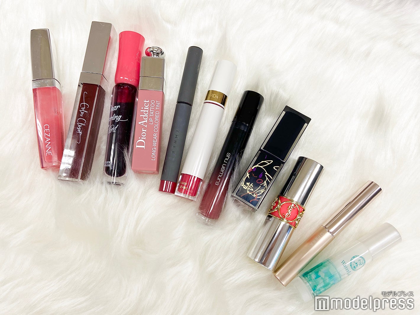リップは圧巻の11本をポーチイン（C）モデルプレス