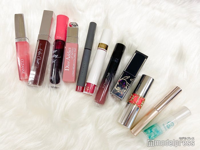 リップは圧巻の11本をポーチイン(C)モデルプレス