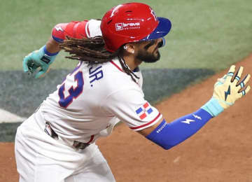 WBC ジャッジの強肩VSタティスのヘッスラに球場どよめく→至高のプレーに大きな拍手 軍配はジャッジに 直後に同点弾飛び出す