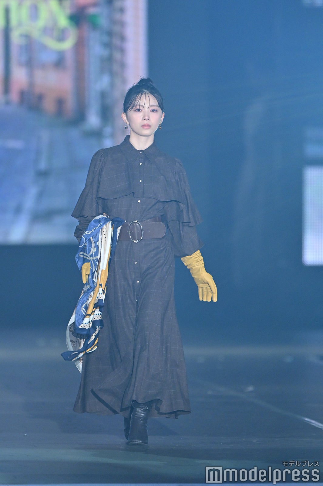 櫻坂46森田ひかる、お団子ヘアが新鮮 ブラウンワンピで大人コーデ【GirlsAward 2024AW】 - モデルプレス