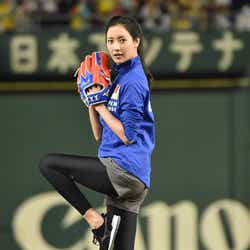 モデルプレス - 菜々緒、脚線美際立つノーバン投球 亀梨和也&満島真之介の助言も明かす