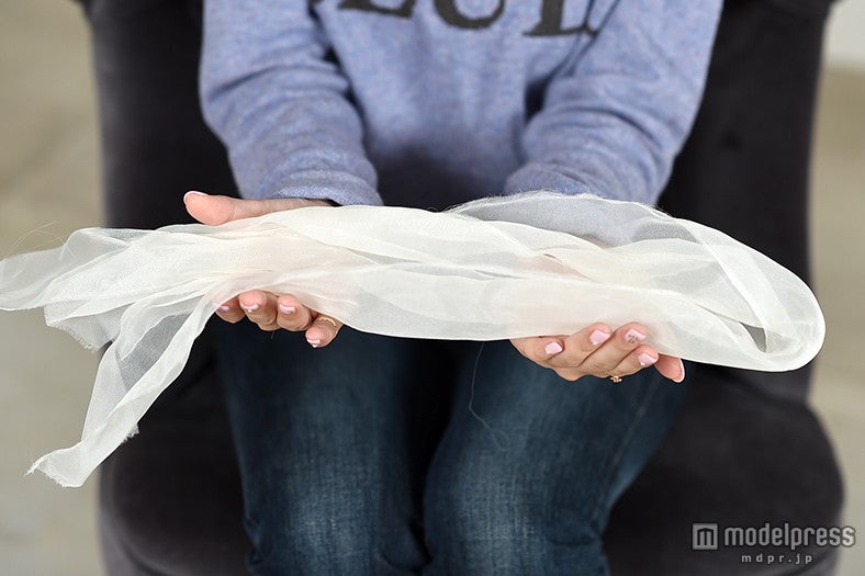 ヘアバンドはヌーディーベージュをチョイス