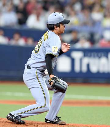 阪神 高橋遥人にアクシデント 鋭い打球が右手首に当たってベンチ裏で治療もプレー再開 弾いた打球は素早い処理でアウトにする
