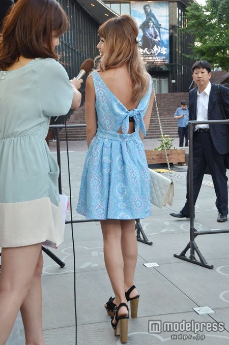 「男を落とす勝負服」鈴木あや／背中ざっくりワンピがモテポイント