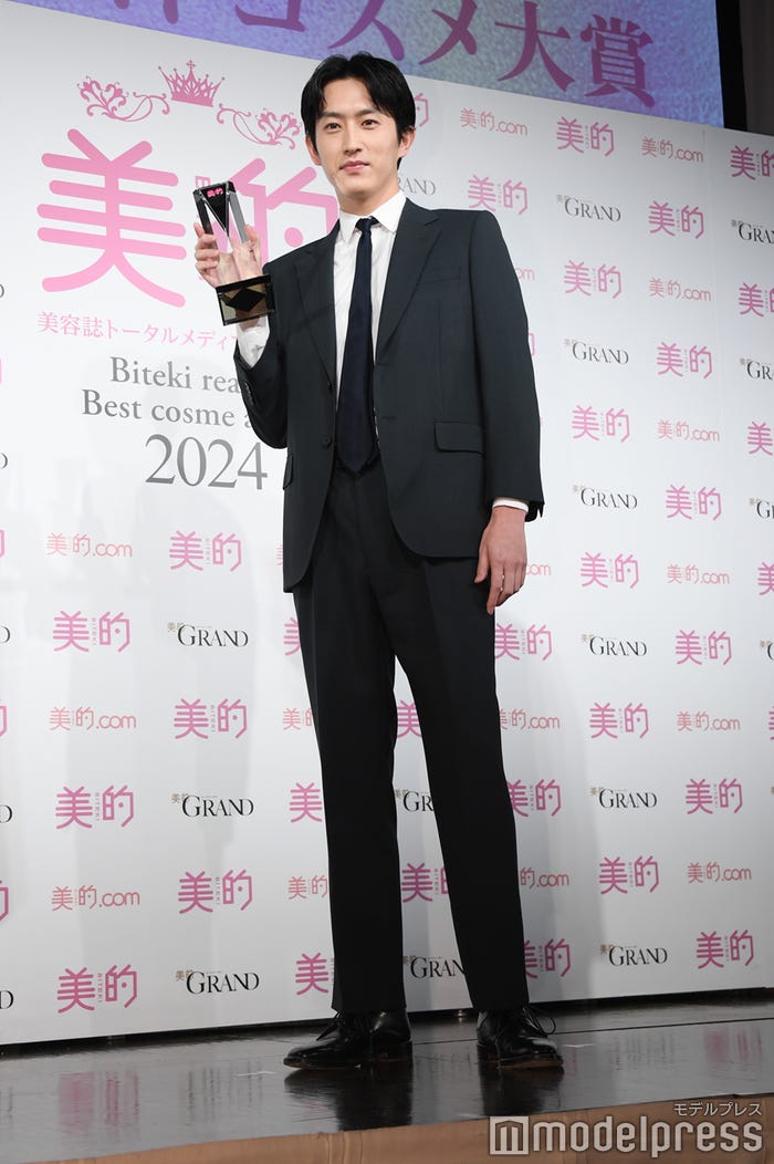 スーツでビシッと決める杉野遥亮(C)モデルプレス