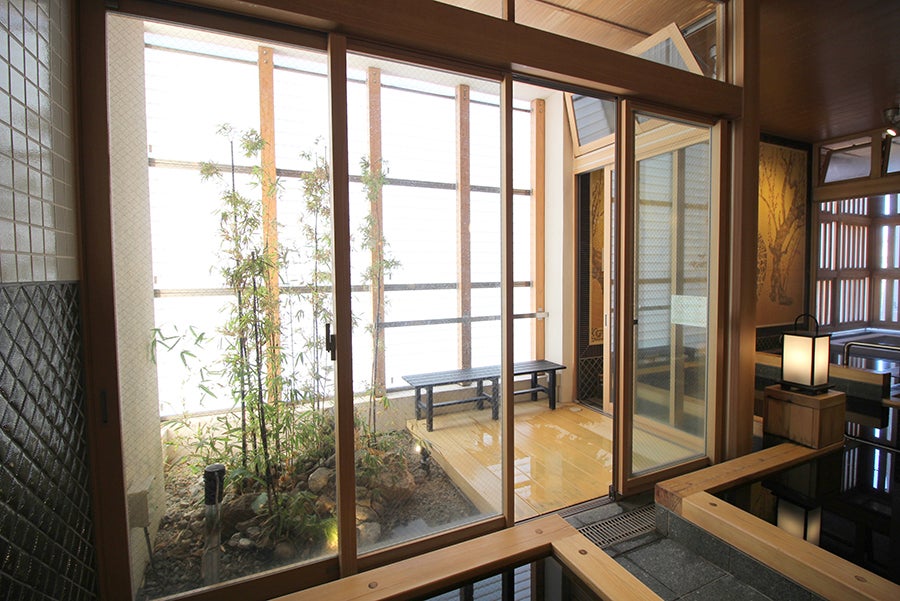 御谷湯 坪庭と休憩スペース