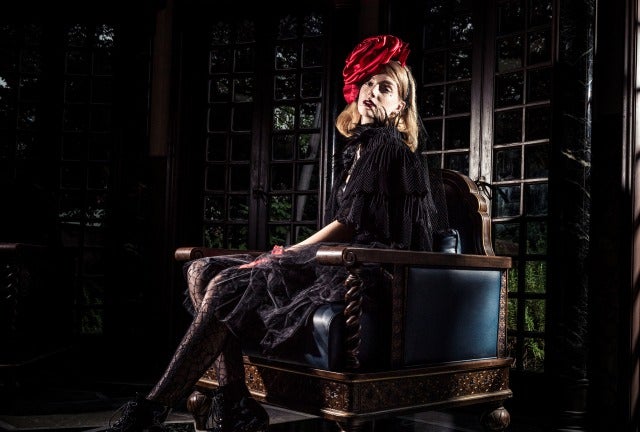 大人な仮装でドレスアップ／画像提供：ユー・エス・ジェイ