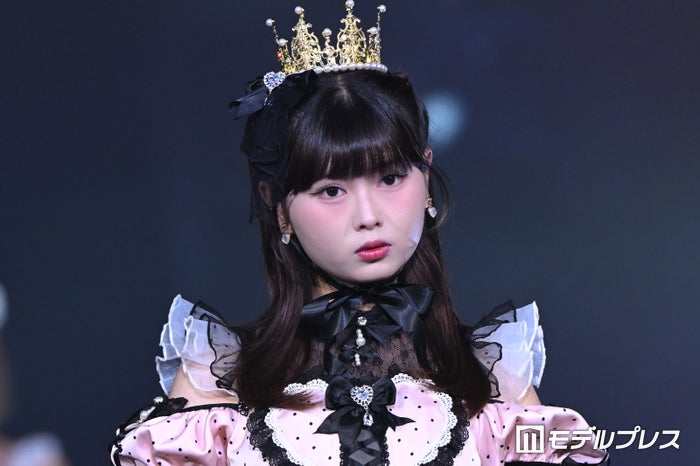 「今日好き」おひなさま（長浜広奈）、美脚際立つフリルドレス姿に熱視線「アニメから出てきたみたい」「天才的に似合ってる」【オキコレ2026】
