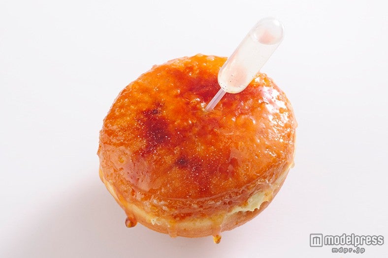 濃厚なマダガスカルバニラクリームを使用、表面をカラメルで覆い、コアン トローのピペットをつけた「コアントロー クリーム ブリュレ」￥380