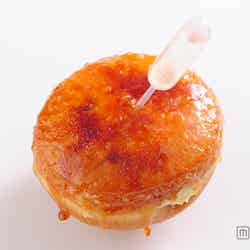 濃厚なマダガスカルバニラクリームを使用、表面をカラメルで覆い、コアン トローのピペットをつけた「コアントロー クリーム ブリュレ」¥380