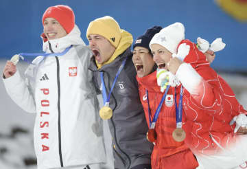 異例の同点銅メダルで国旗も並べて掲揚 表彰台で雄たけび、たたえ合う2人の姿にSNS感動「振る舞いも紳士」「仲よさそうでいいね」