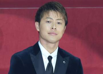 「ママタレの中で1番美人」W杯解説話題の元日本代表 美しきタレント妻と南の島満喫 夏休みで家族サービス「いい夫婦」