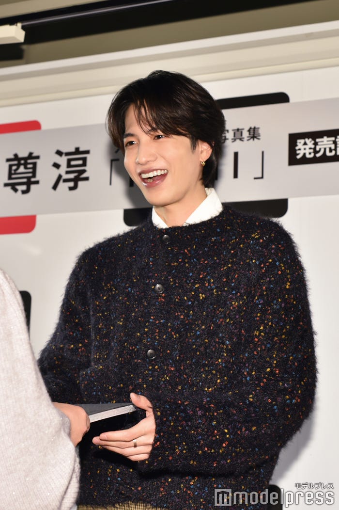 ファン一人ひとりに丁寧に対応する志尊淳/お渡し会の様子(C)モデルプレス