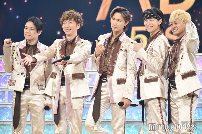 各々のポーズで楽しむA.B.C-Z(左から)五関晃一、河合郁人、橋本良亮、戸塚祥太、塚田僚一(C)モデルプレス