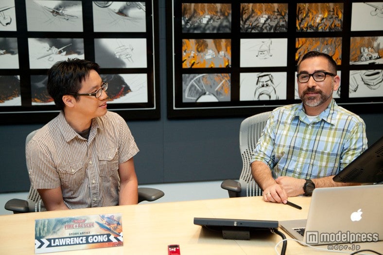 （左から）ローレンス・ゴング（ストーリー・アーティスト）、アート・ヘルナンデス（ストーリー・ヘッド）