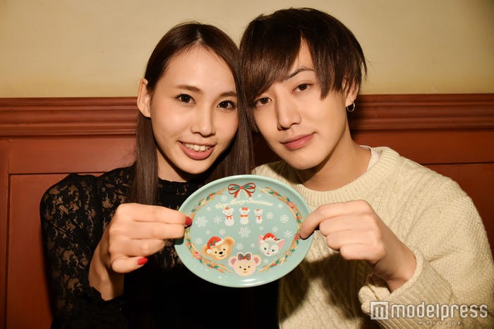 ラズベリークリームのパフケーキ、スーベニアプレート付き¥880(※写真はスーベニアのみ)/モデル:ゆーちゃそ王子、李璃(C)モデルプレス