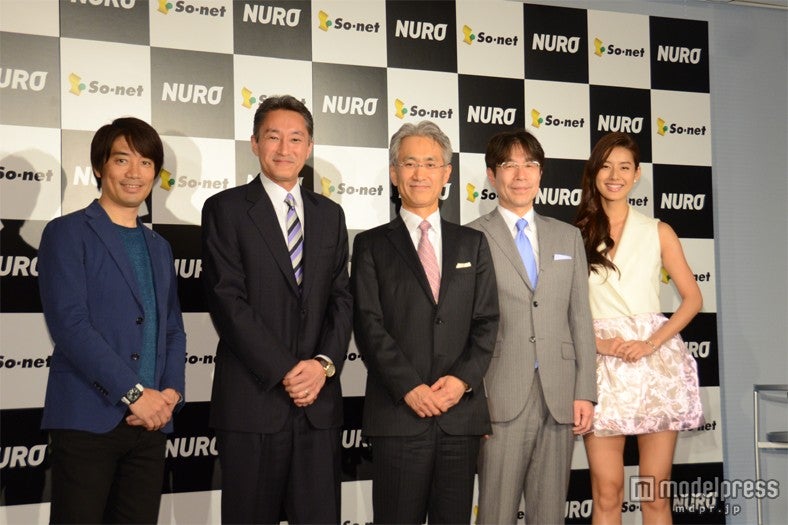 So‐netの新サービス「NURO（ニューロ）」発表会に出席した（左から）中西哲生、平井一夫、吉田憲一郎、会田容弘、すみれ
