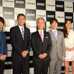 So‐netの新サービス「NURO(ニューロ)」発表会に出席した(左から)中西哲生、平井一夫、吉田憲一郎、会田容弘、すみれ