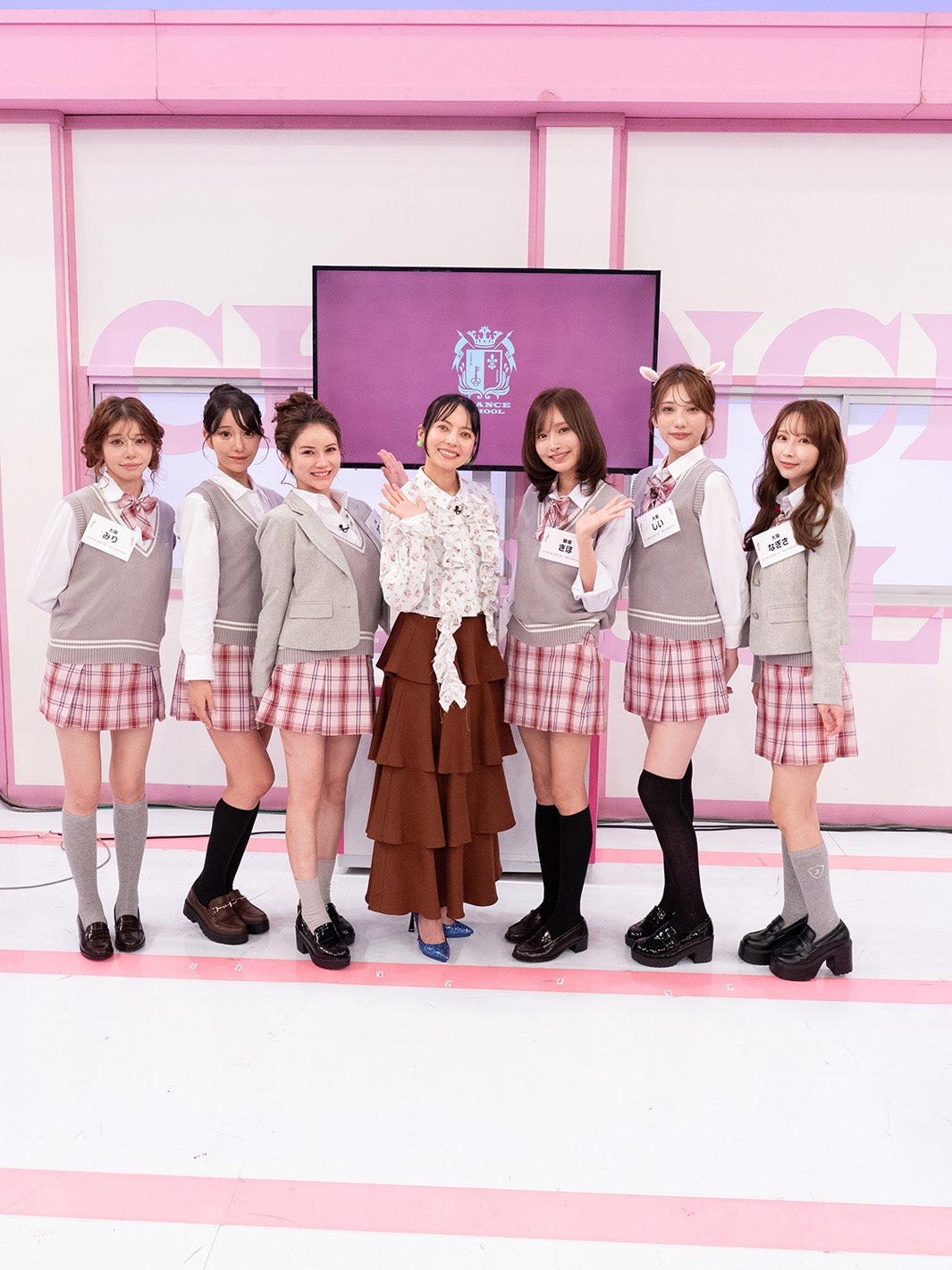 （左から）みり、りな、かずさ、ベッキー、きほ、しい、なぎさ（提供写真）