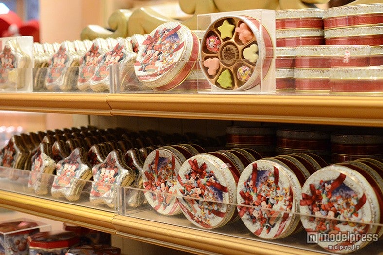 お菓子が並ぶ店内