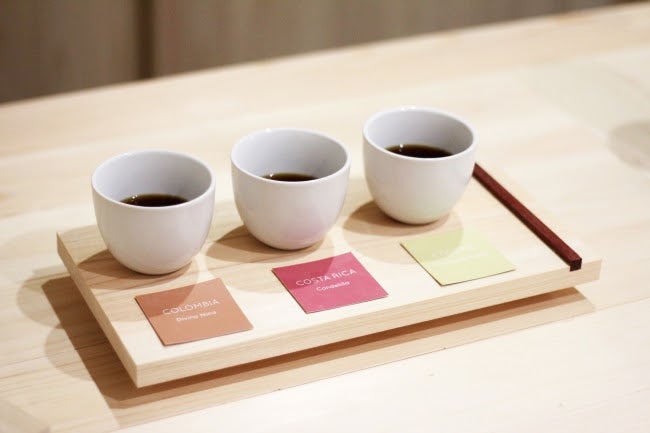 農園ごとのコーヒーが比べられる「飲み比べセット」680円／画像提供：ライトアップコーヒー