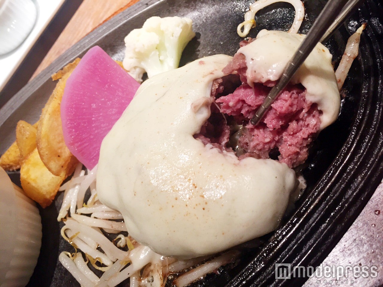 「黒毛和牛100％モッツァレラトマトハンバーグ」平日1380円（税抜）（C）モデルプレス