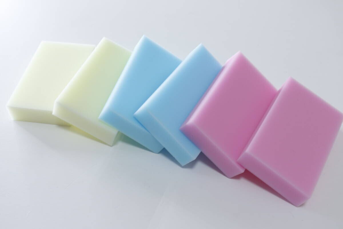 ピンク、水色、黄色のメラミンスポンジが並ぶ