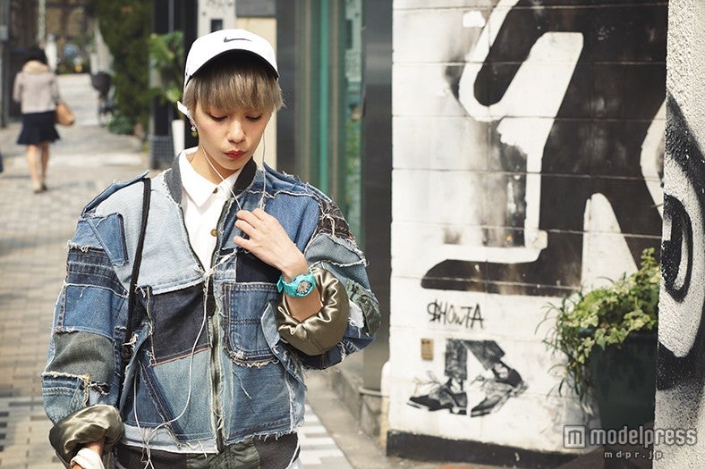 デニムブルゾン×小物×ターコイズウォッチでスポーティに演出