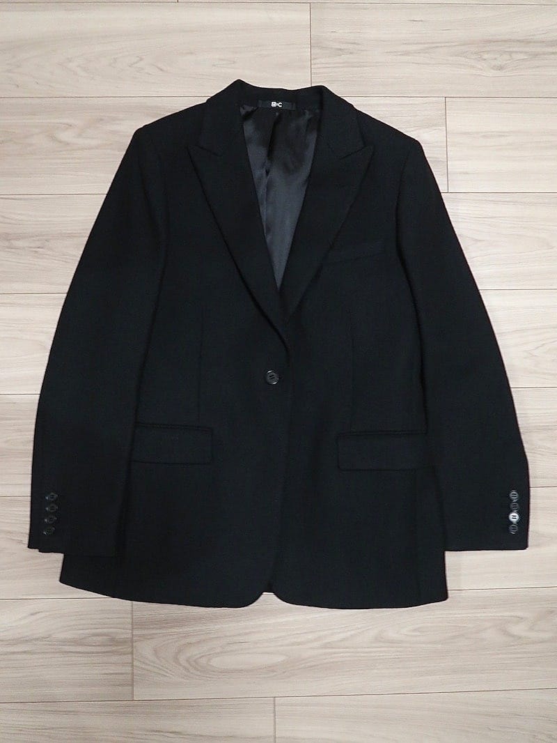 美シルエットな黒のジャケットはセミフォーマルにも使えて重宝します