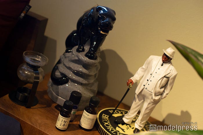 ベッドサイドに置かれた瀬口さんのお気に入りグッズ(C)モデルプレス