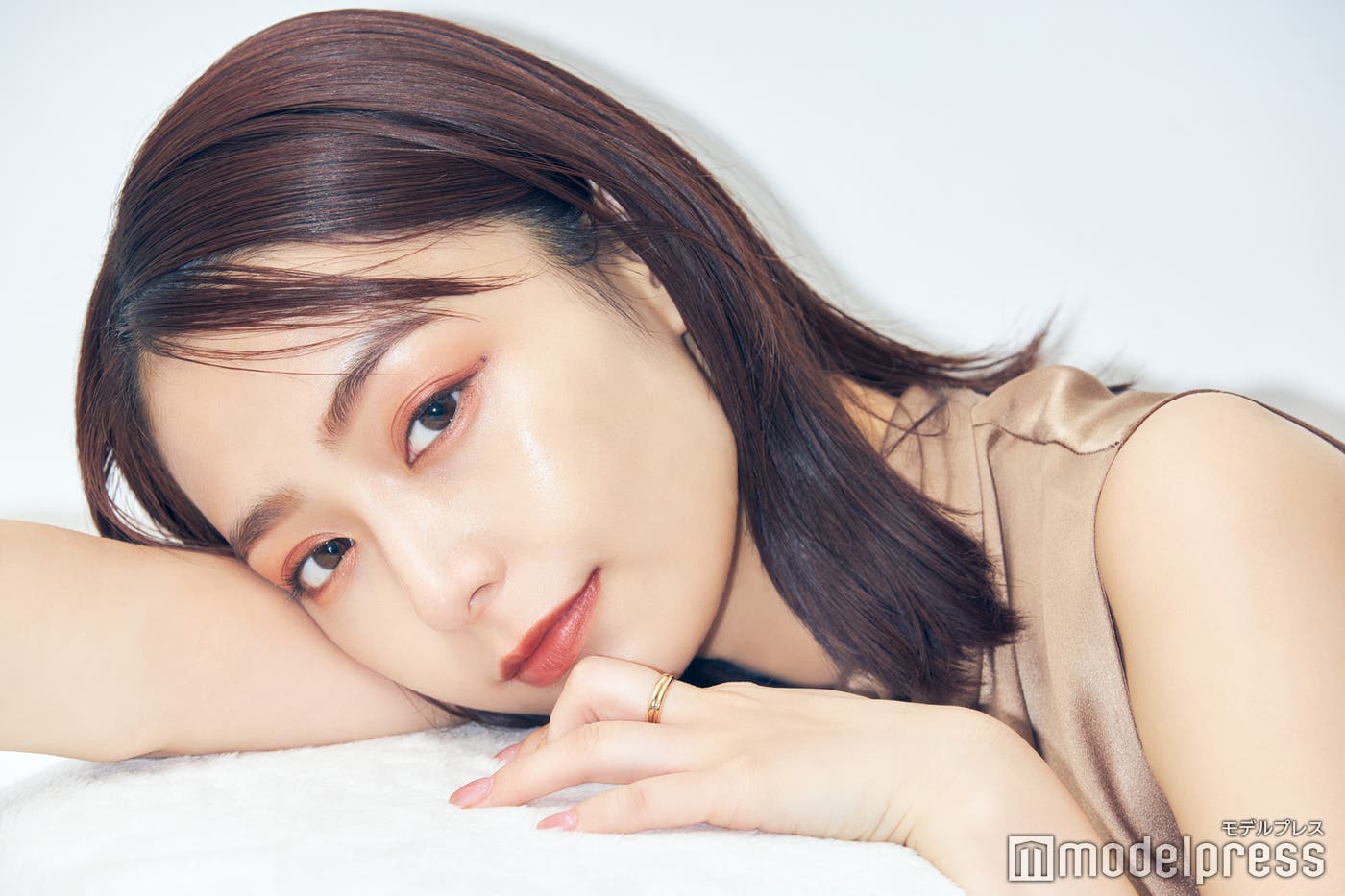 宇垣美里/ミシャ グロウ クッション〈カバータイプ〉No.21Nを使用(C)モデルプレス