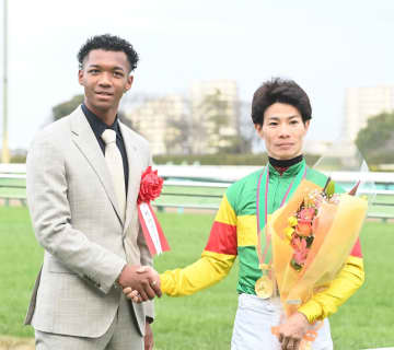 村竹ラシッドがあの名馬にゾッコンで男気宣言「デビューする子ども、全部買います！」 中山競馬場で表彰式プレゼンター＆トークショー