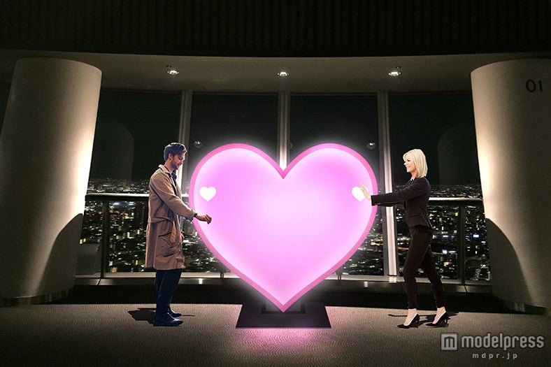 2人でオブジェに一緒に触れるとハートが点灯する「TOUCH MY HEART」（C）TOKYO-SKYTREE