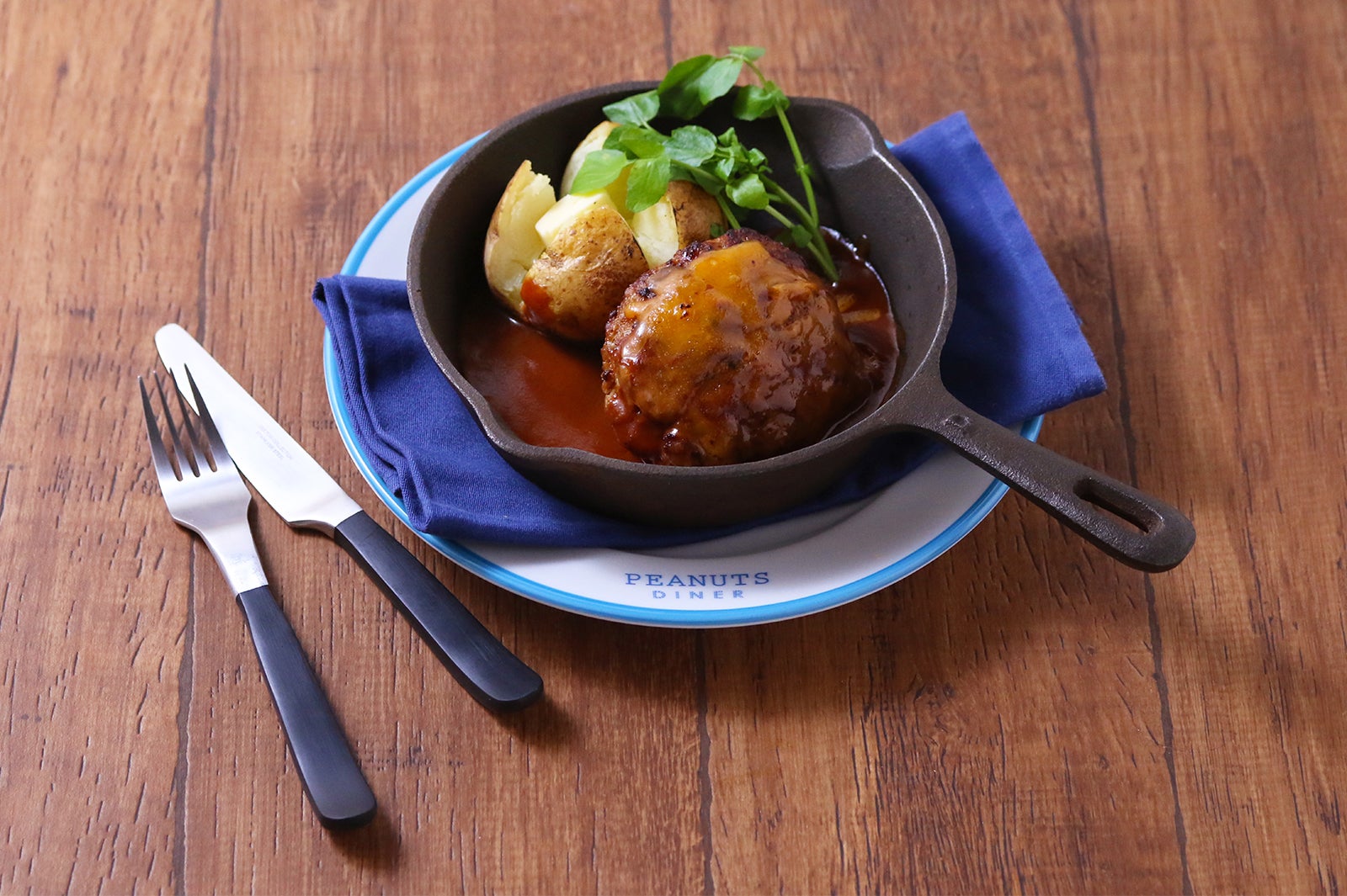 ピーナッツ・ギャングのベースボールハンバーグセット（提供画像）