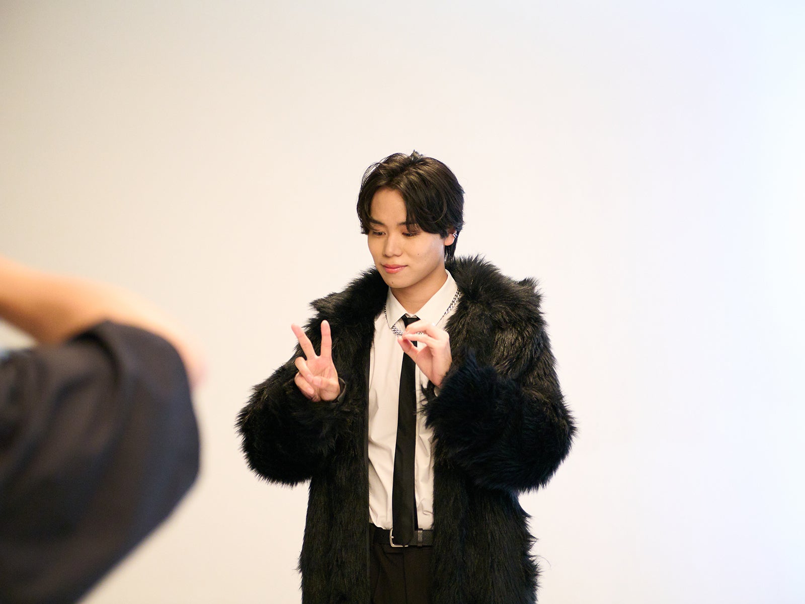 ハンサム20周年の20を指で再現する太田将熙／モデルプレス独占カット（提供写真）