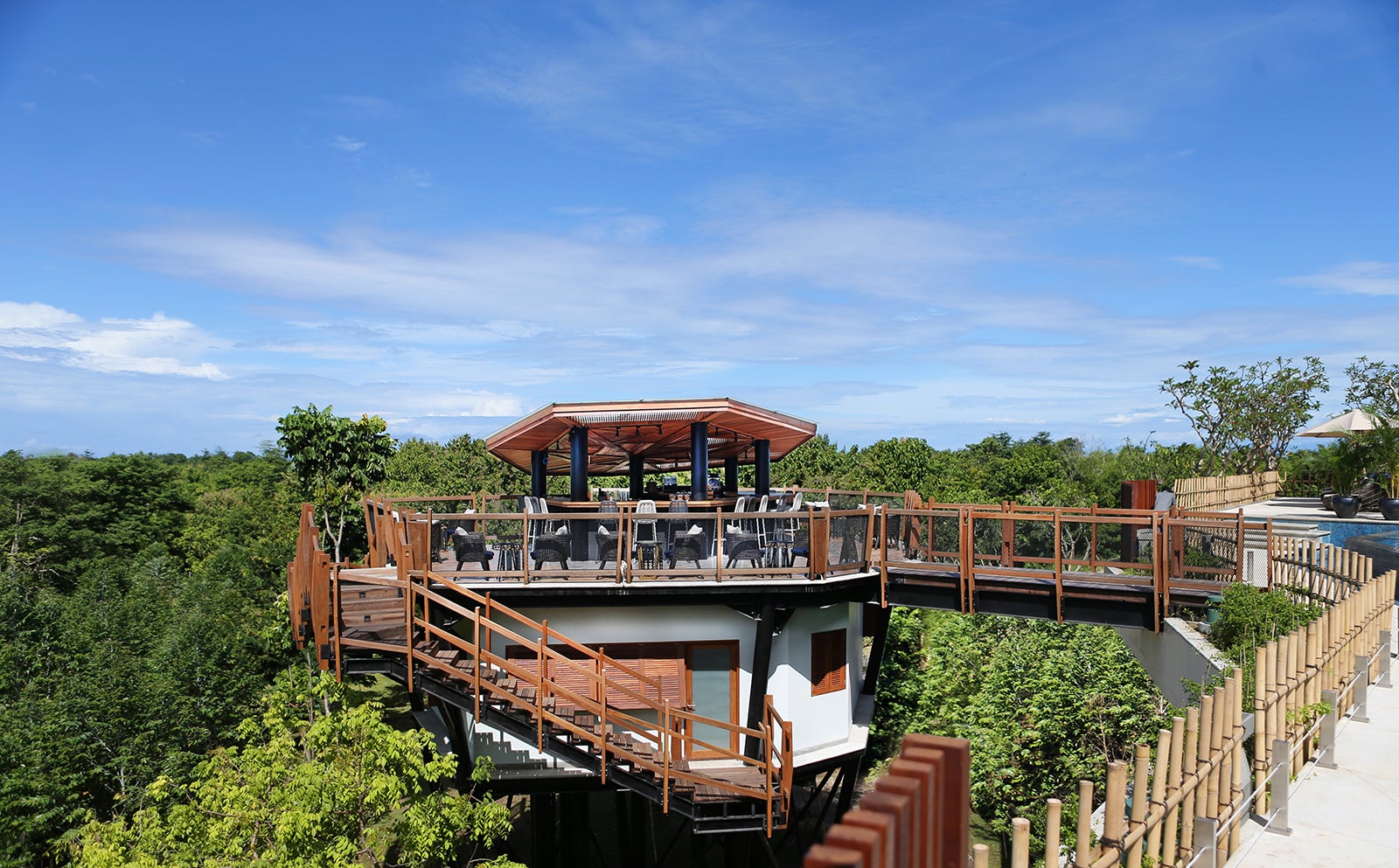 バリ・アヤナに森の絶景レストラン「フォレストバー」 大自然の魅力を最大限に満喫
