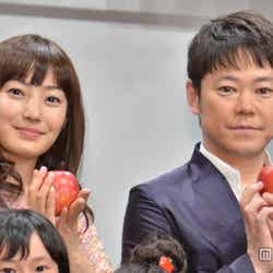映画「奇跡のリンゴ」完成披露試写会舞台挨拶に出席した菅野美穂、阿部サダヲ(左から)