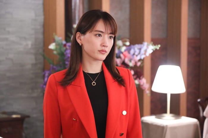 綾瀬はるか/「元彼の遺言状」第5話より(C)フジテレビ