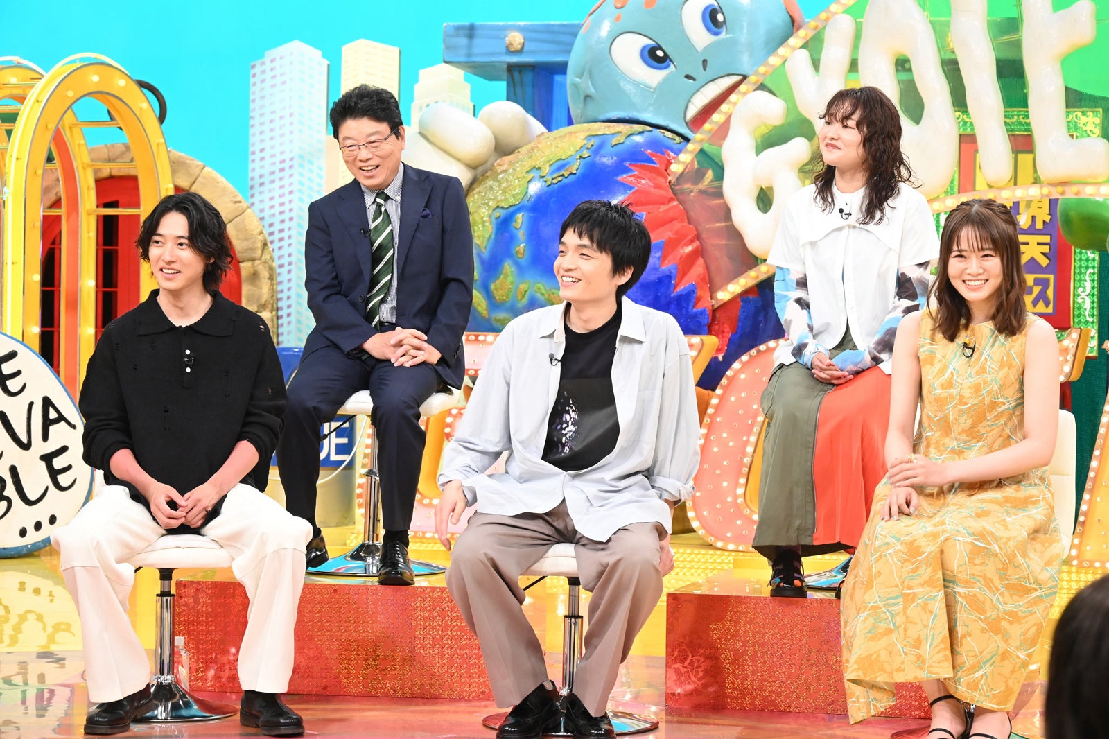 （前列左から）山崎賢人、岡山天音、山崎怜奈（後列左から）北村晴男弁護士、吉住（C）日本テレビ