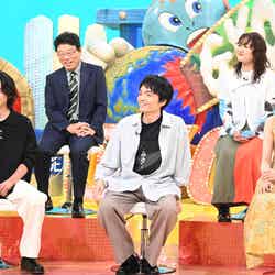 （前列左から）山崎賢人、岡山天音、山崎怜奈（後列左から）北村晴男弁護士、吉住（C）日本テレビ