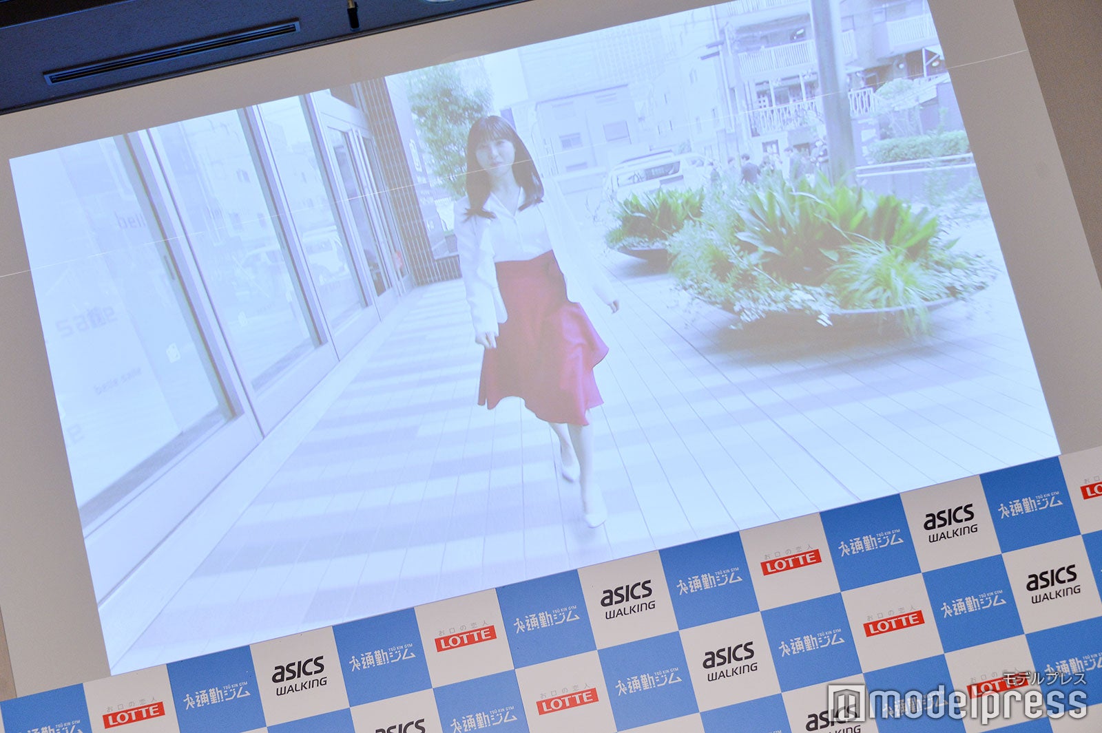 中継を結びながら登場 （C）モデルプレス