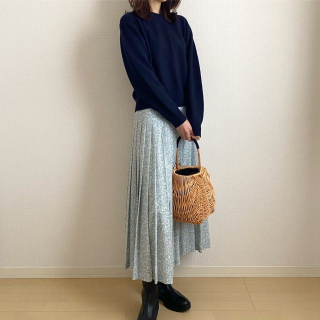 ユニクロ　セーター　ネイビー　コーデ　花柄スカート