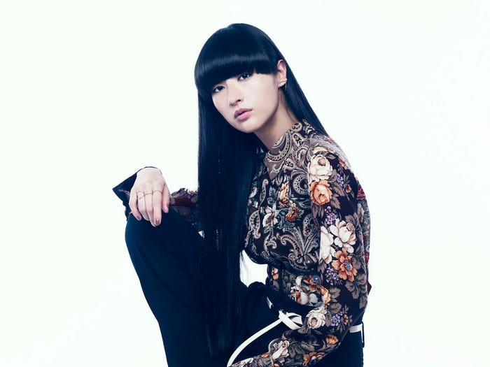 髪切る前のシシド・カフカ(画像提供:avex)