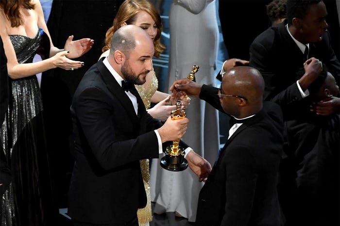 「ムーンライト」バリー・ジェンキンス監督(右)にオスカー像を渡す「ラ・ラ・ランド」チーム/photo:Getty Image